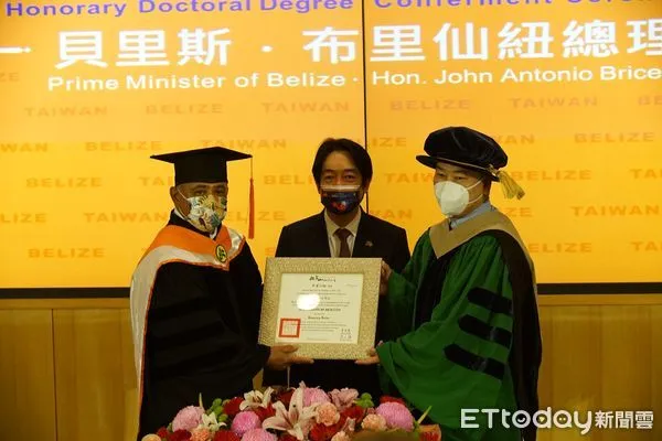 ▲崑山科技大學在該校國際會議廳舉行「貝里斯總理布里仙紐名譽博士學位頒授典禮」，副總統賴清德與台南市副市長戴謙，也親臨觀禮見證此盛事。（圖／記者林悅翻攝，下同）