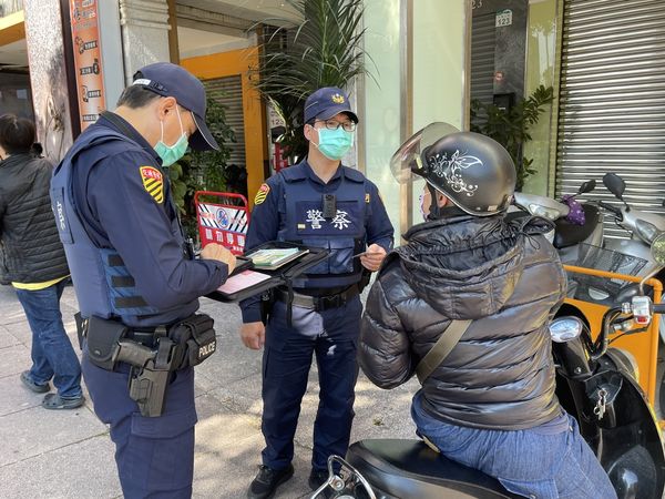 ▲▼保障行人路權，高市警持續取締機車行駛人行道。（圖／記者賴文萱翻攝）