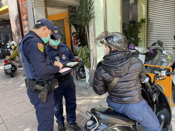 ▲▼保障行人路權，高市警持續取締機車行駛人行道。（圖／記者賴文萱翻攝）