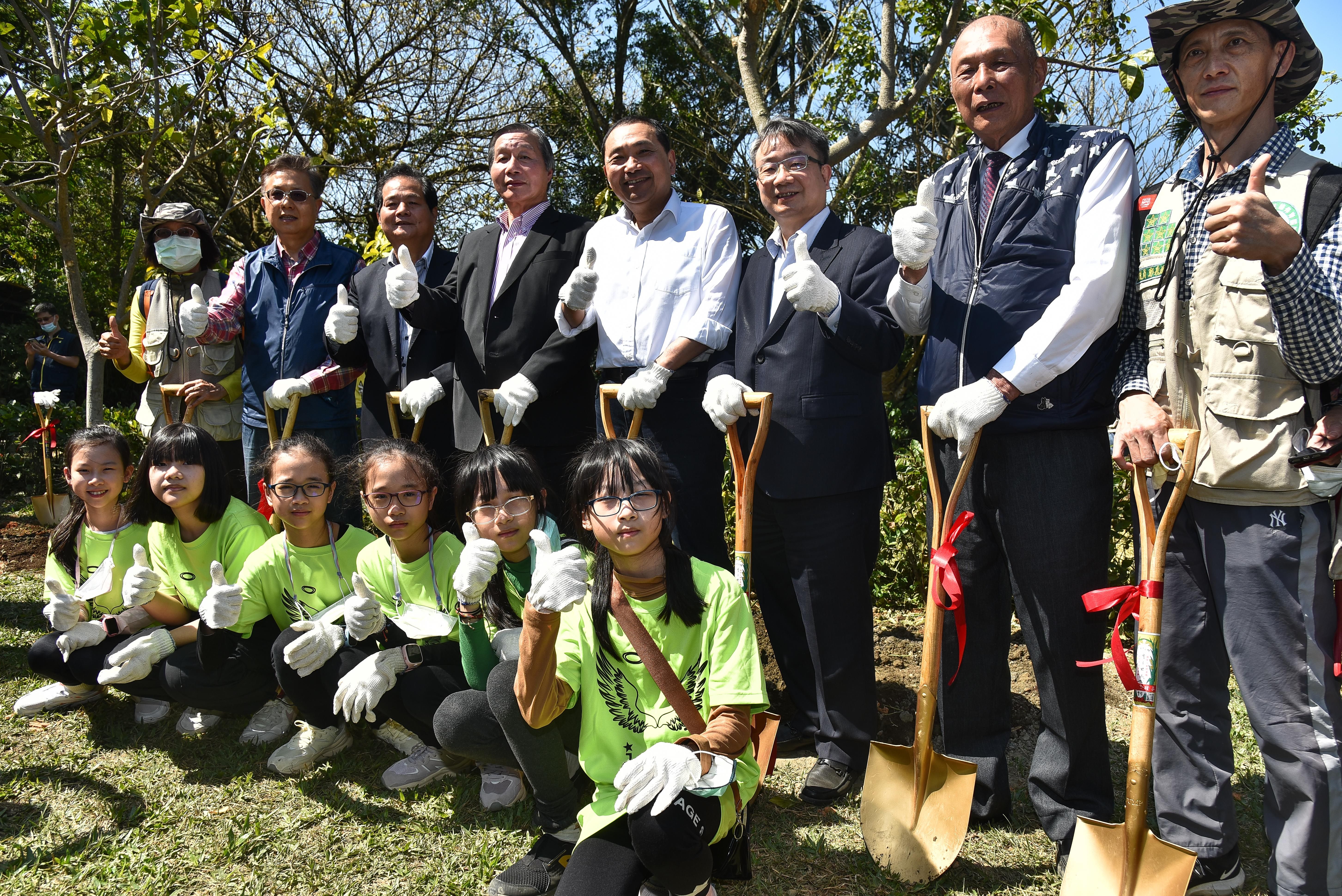 ▲▼新北市長侯友宜與東森集團副總裁廖尚文一同參加111年植樹節-新北山海造林計畫啟動記者會。（圖／記者李毓康攝）