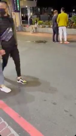 ▲▼情侶吵架網紅勸架。（圖／翻攝爆料公社）