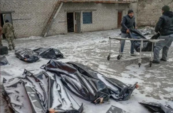 ▲▼尼古拉耶夫的停屍間已爆滿，人們只能將屍體裝袋後排列在雪地裡。（圖／翻攝自推特／@putino）