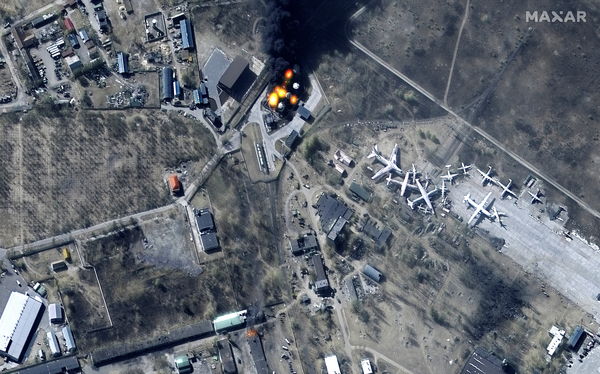 ▲▼ 安托諾夫空軍基地（Antonov Airbase）的建築物起火燃燒。（圖／路透）