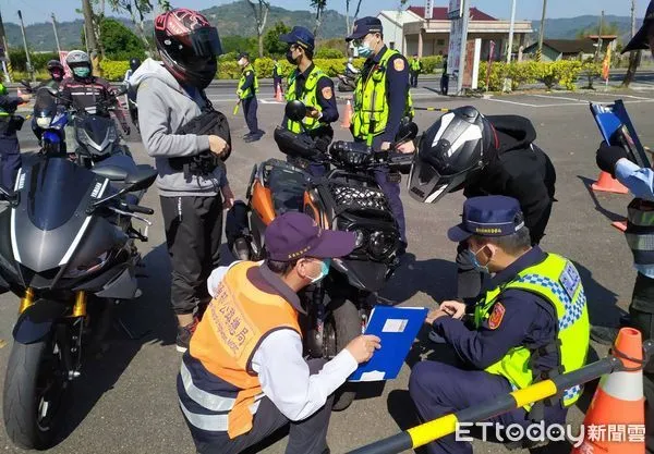 ▲台南市玉井警方會同麻豆監理站聯手出擊，擇定台3線370公里處，執行警監聯合稽查。（圖／記者林悅翻攝，下同）