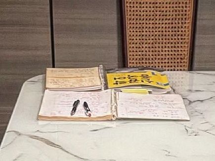 ▲具俊曄台北隔離看書！放大書名懂了「隱藏對大S滿滿的愛」。（圖／翻攝自具俊曄IG）