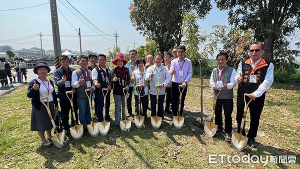 ▲今(12)日農田水利署辦理水圳綠道啟用暨植樹活動，由立委劉建國、農田水利署副署長陳衍源等人一同參與。（圖／記者蔡佩旻翻攝）