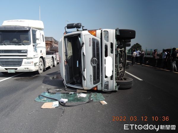 ▲▼高雄國道10號大貨車翻覆，小玉西瓜掉滿地。（圖／記者吳世龍翻攝）