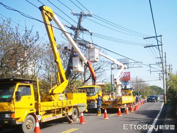 ▲▼國軍裝甲車撞斷電桿，桃園楊梅227戶停電。（圖／記者沈繼昌翻攝）