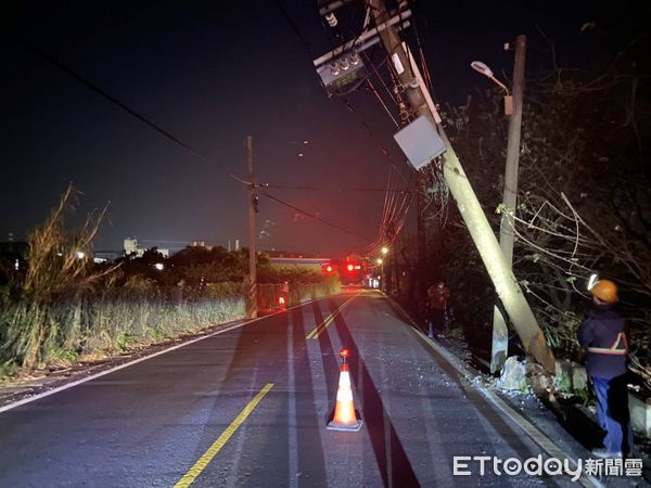 ▲▼國軍裝甲車撞斷電桿，桃園楊梅227戶停電。（圖／記者沈繼昌翻攝）