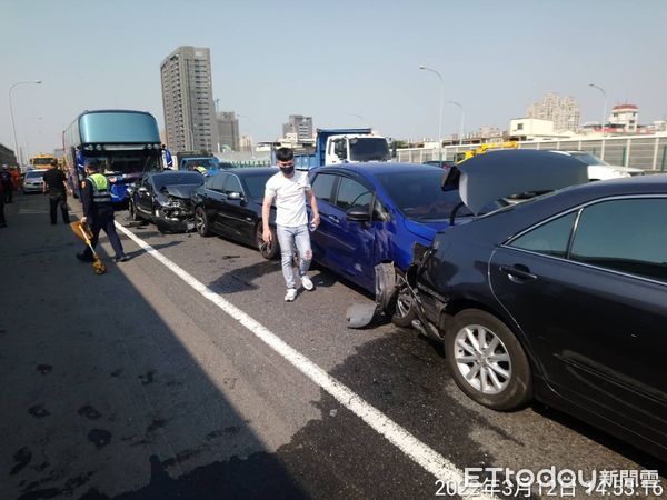 ▲從桃園南下的防疫遊覽車在國道一號發生追撞事故，5名乘客搭防疫計程車離開             。（圖／記者吳奕靖翻攝）