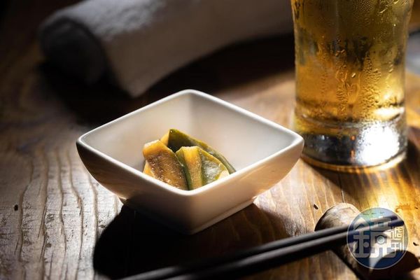 在日式居酒屋，一上桌就會直接送上一道稱作「お通し 」（otoshi）的小菜，是另外收費的。
