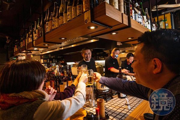 來到日式居酒屋，一入座通常先點啤酒。