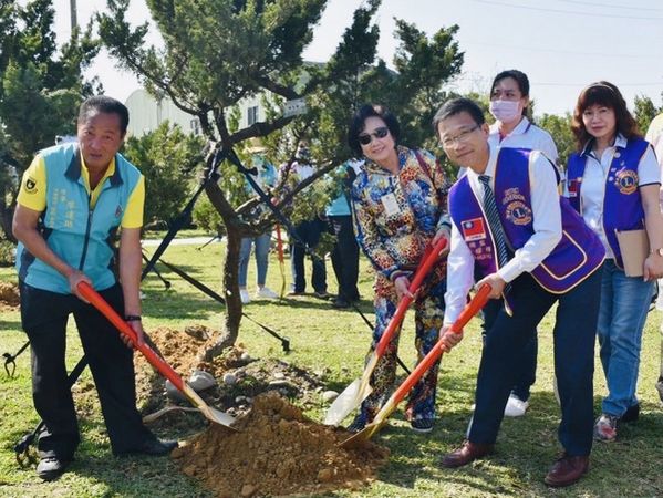 ▲國際獅子會300G2區植樹節種111棵真柏。（圖／獅子會300G2區提供）