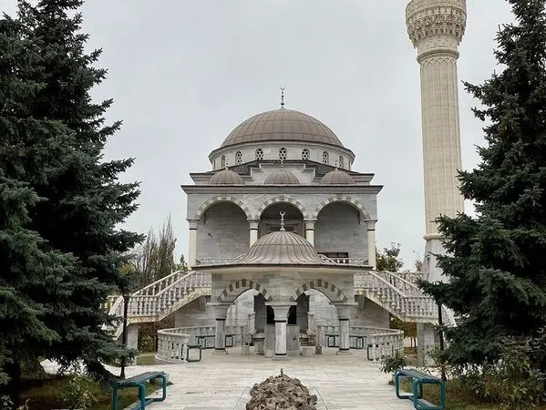 ▲▼烏克蘭南部大城馬力波一座清真寺遭到俄軍砲擊，其中包含土耳其公民藏身其中。（圖／取自烏克蘭外交部推特帳號）