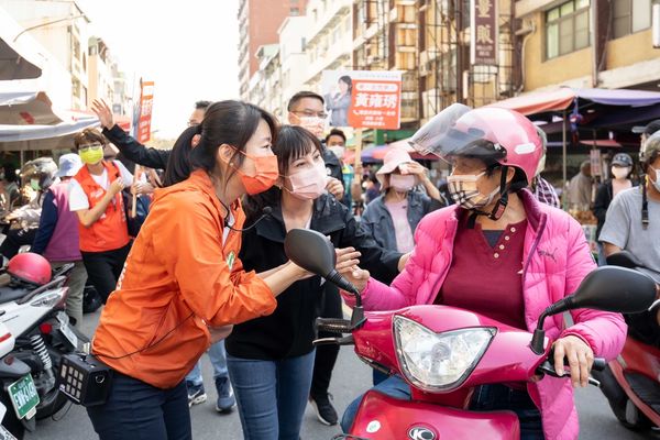 ▲▼高雄前鎮、小港初選激戰，高雄青力挺素人黃雍琇拚出線。（圖／記者賴文萱翻攝）