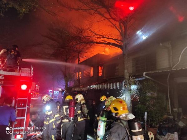 ▲▼快訊／嘉義「玉山旅社咖啡」深夜大火！警消出動21車灌救。（圖／翻攝嘉義市政府消防局）