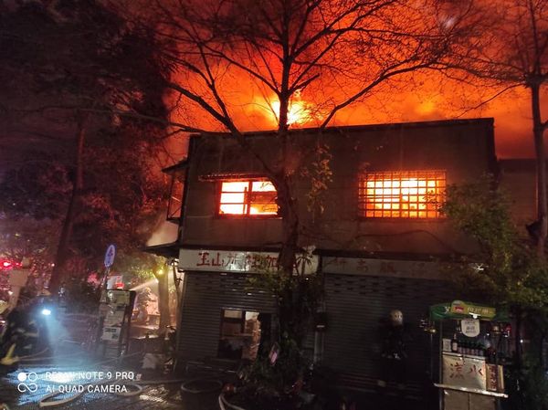 ▲▼快訊／嘉義「玉山旅社咖啡」深夜大火！警消出動21車灌救。（圖／翻攝嘉義市政府消防局）