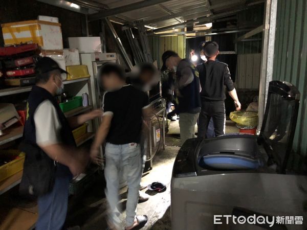 ▲台南市警永康分局12日深夜會同台南市專勤隊臨檢外籍移工易聚集小吃部，果然查獲多名失聯移工涉嫌吸食愷他命，帶返調查後依毒品罪嫌及入出國移民法移送偵辦。（圖／記者林悅翻攝，下同）