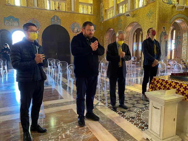 ▲▼教廷大使赴位於義大利的烏克蘭教堂，協助援助烏克蘭。（圖／駐教廷大使館臉書）