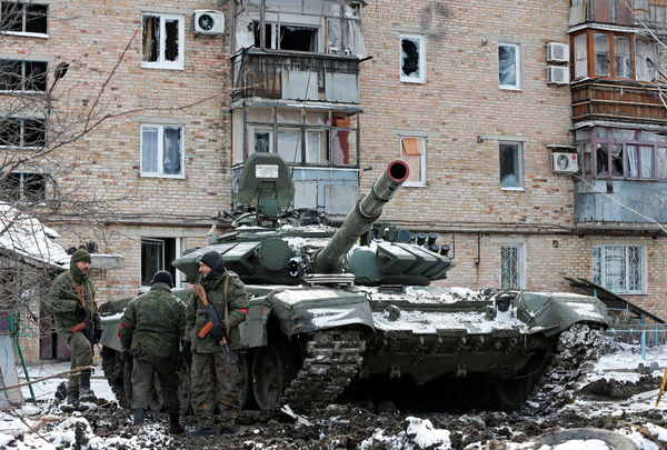 ▲▼烏克蘭頓內茨克地區沃爾諾瓦哈市（Volnovakha）遭猛烈砲火攻擊，俄軍坦克駛入住宅區，醫院也遭摧毀。（圖／路透）