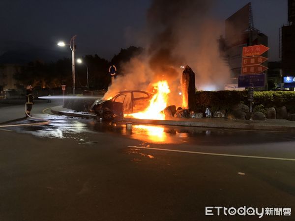 ▲29歲男酒駕自撞，引起火燒車。（圖／記者高堂堯翻攝）