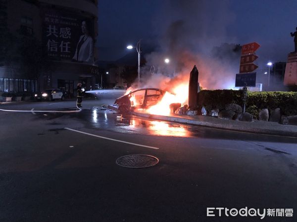 ▲29歲男酒駕自撞，引起火燒車。（圖／記者高堂堯翻攝）