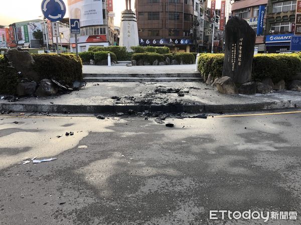 ▲29歲男酒駕自撞，引起火燒車。（圖／記者高堂堯翻攝）