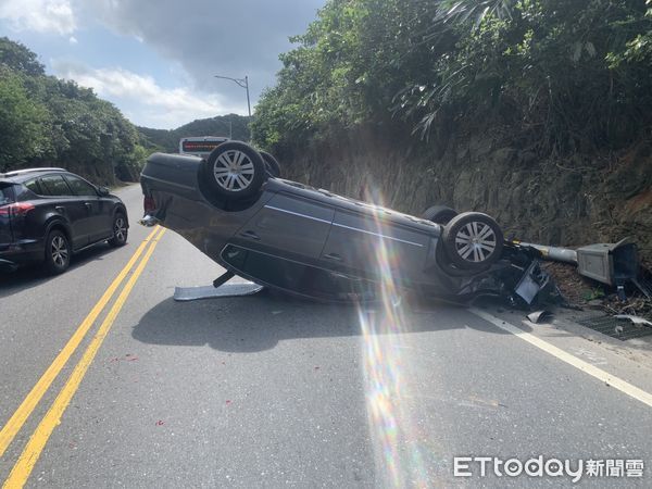 ▲新北貢寮區男子自撞翻車。（圖／記者郭世賢翻攝）