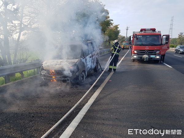 ▲國道火燒車。（圖／記者翁伊森翻攝）