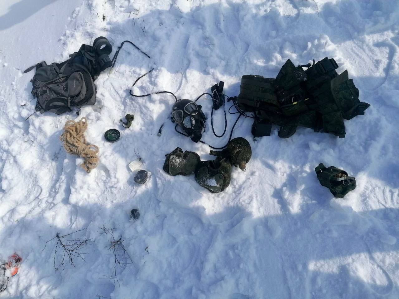 ▲▼烏克蘭人拘捕俄軍時，驚見俄軍留下的武器竟然疑似包含防毒面具。（圖／翻攝自Twitter@nexta_tv）