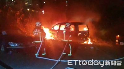 基隆廂型車秒變火球！火煙劇烈狂燒　警消射水搶救無傷亡