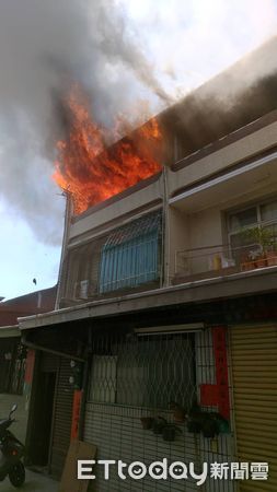 ▲台南市北區文賢路1180巷內1棟3樓式透天民宅3樓傳出火警，3樓佛廳冒出火舌與濃煙，消防人車全力射水搶救。（圖／民眾提供，下同）