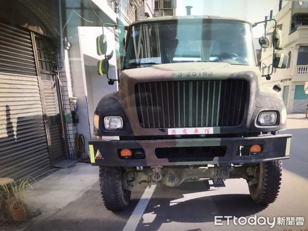 ▲八軍團的一輛軍車跟機車發生車禍            。（圖／記者吳奕靖翻攝）