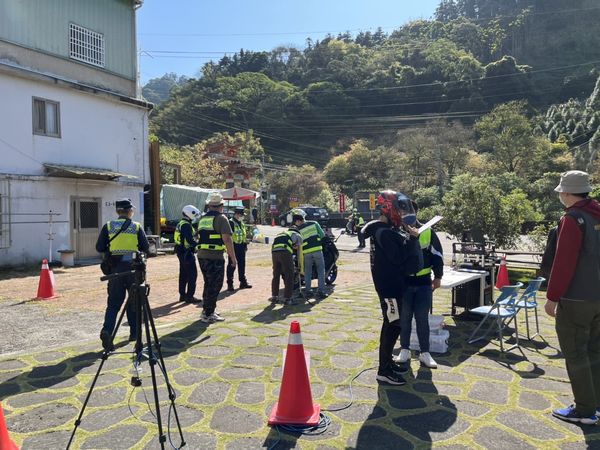 ▲▼改造機車噪音驚擾寧靜東勢山城，警方結合環保、監理單位，2小時取締10件重罰2萬2千元。（圖／警方提供）