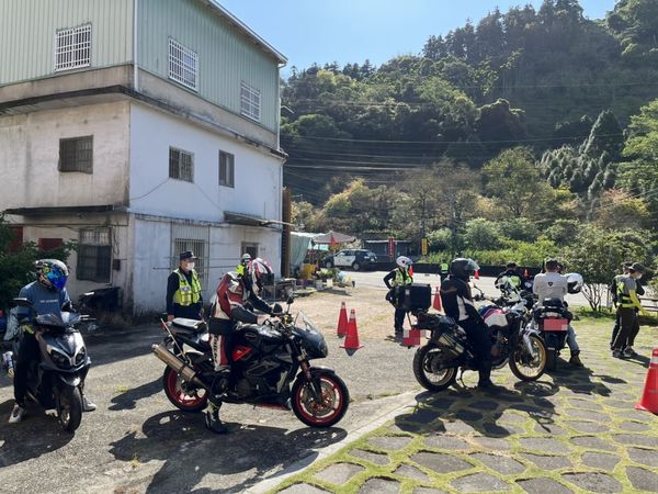 ▲▼改造機車噪音驚擾寧靜東勢山城，警方結合環保、監理單位，2小時取締10件重罰2萬2千元。（圖／警方提供）