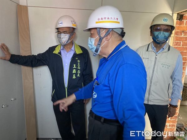 ▲台南市勞工局邀集各工會專業修繕志工成立「做工行善團」做伙做公益， 13日做工行善團兵分兩路進行修繕相關作業。（圖／記者林悅翻攝，下同）