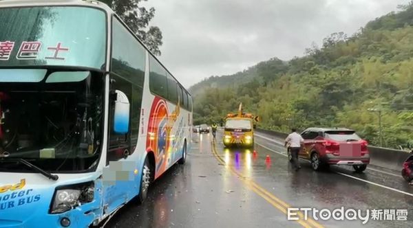 ▲▼台東轎車撞上遊覽車。（圖／記者楊漢聲翻攝）