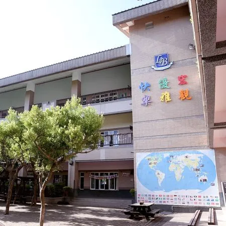 ▲台中市六寶國小的營養午餐鳳梨炒飯，驚見有碎玻璃，還好沒有被學生吃下肚。（圖／六寶國小臉書）