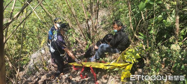 ▲張姓男子摔落山坡，里港警消前往救援             。（圖／記者陳崑福翻攝，下同）