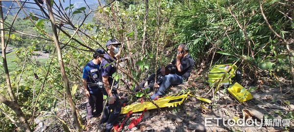 ▲張姓男子摔落山坡，里港警消前往救援             。（圖／記者陳崑福翻攝，下同）