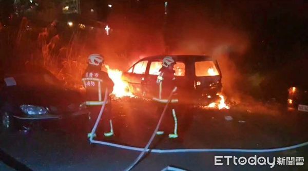 ▲基隆廢棄廂型車秒變火球！火煙劇烈狂燒　警消射水搶救無傷亡。（圖／記者郭世賢翻攝）