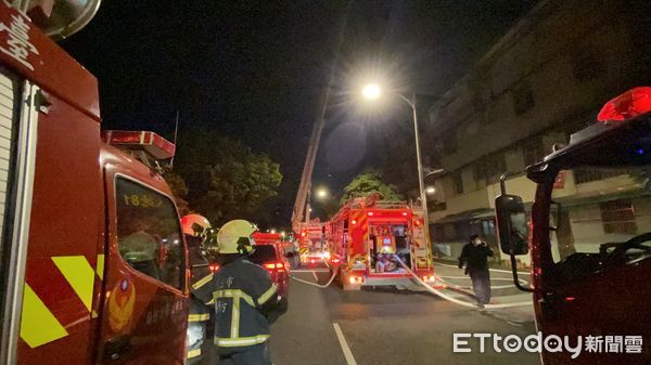 ▲南港路一段一棟公寓深夜發生火警，警消獲報派出人車到場灌救。（圖／記者游宗樺攝）