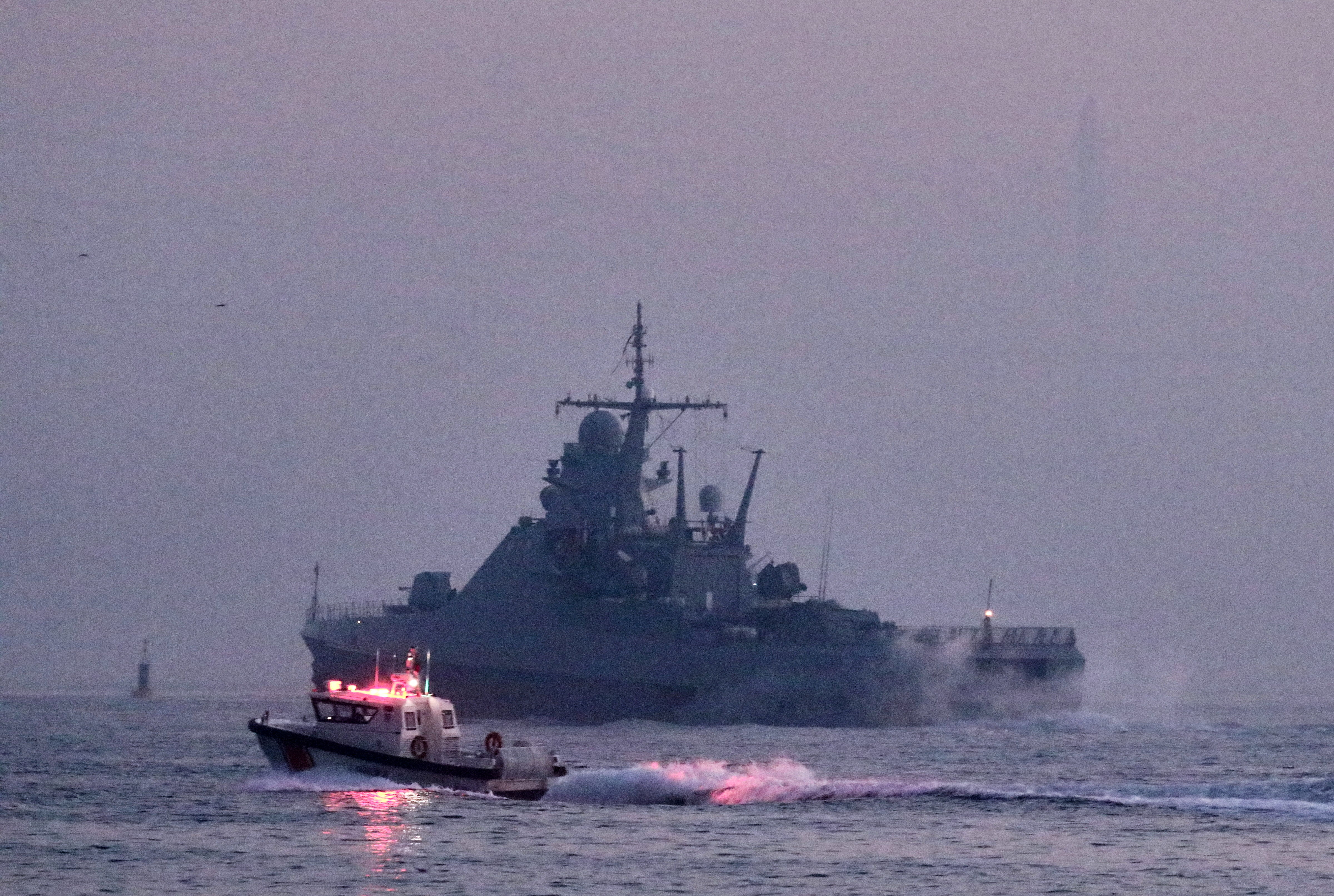 ▲▼ 俄羅斯海軍巡邏艦「Dmitry Rogachev」2022年2月16日現蹤伊斯坦堡海峽，準備前往黑海。（圖／路透）