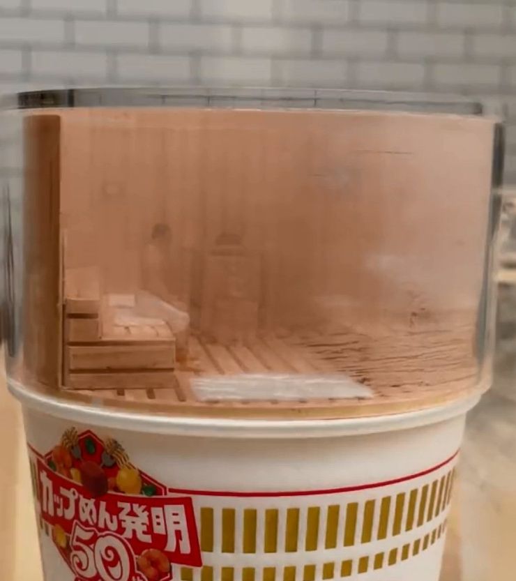 ▲▼泡麵放上大叔三溫暖杯蓋超逼真。（圖／翻攝自Twitter／@cupnoodle_jp）