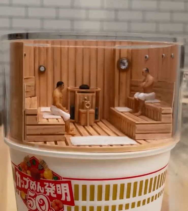 ▲▼泡麵放上大叔三溫暖杯蓋超逼真。（圖／翻攝自Twitter／@cupnoodle_jp）