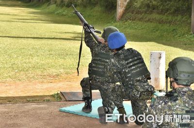 女士官只穿內褲遭「老漢推車」內射！　挨告軍官驚覺：她男女通吃