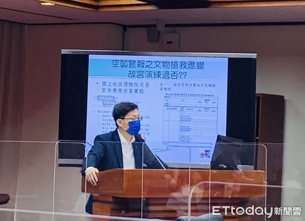 ▲▼立法院今召開教育及文化委員會，邀請國立故宮博物院院長吳密察列席報告業務概況，並備質詢。立委黃國書詢問若發生戰爭，故宮有無相關應對規劃。（圖／記者林育綾攝）