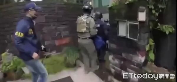 ▲▼警方鎖定詐欺機房位置，持搜索票由霹靂小組進行攻堅查緝並逮捕嫌犯。（圖／記者王兆麟翻攝，下同）