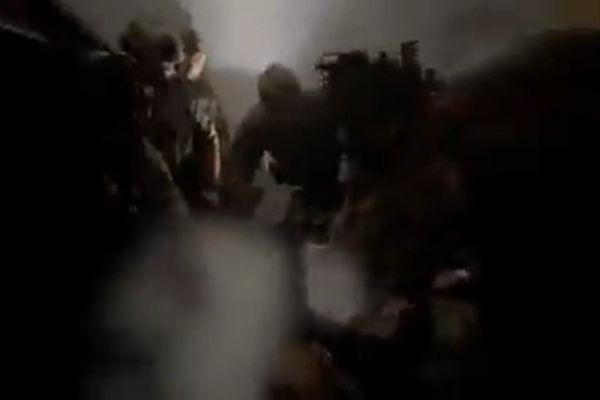 ▲車臣電視台流出影片，宣稱領導人卡德羅夫正與軍隊討論對基輔發起軍事行動。（圖／翻攝推特@maxseddon）