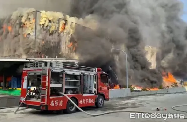 ▲家樂福楊梅物流中心大火，黑煙竄天遠在數十公里可見。（圖／記者楊熾興翻攝）